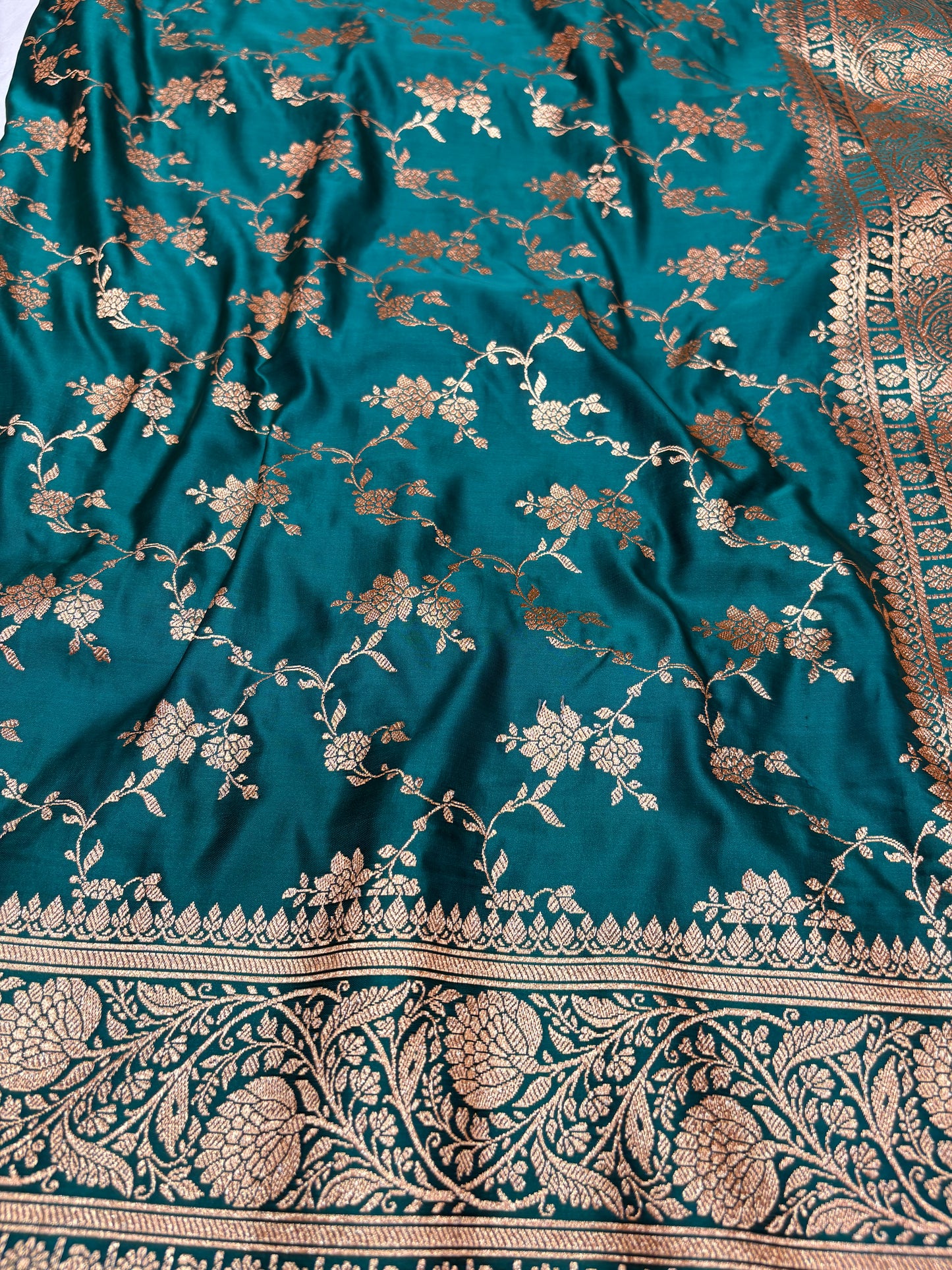 Rama Green Katan Banarasi Saree with Floral Jaal Weaving and Rich Traditional Pallu